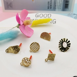 Goldene geometrische DIY-Ohrstecker-Set mit Hammerschlag-Textur für Schmuckdesign