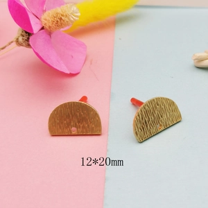 Detail von 12x20mm goldenen Halbkreis-Ohrsteckern mit strukturierter Oberfläche und Schutz