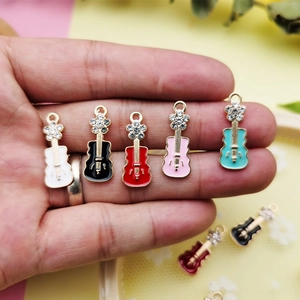 Miniatur-Gitarrenanhänger aus Legierung mit Emaille und Diamanten für DIY-Schmuckherstellung