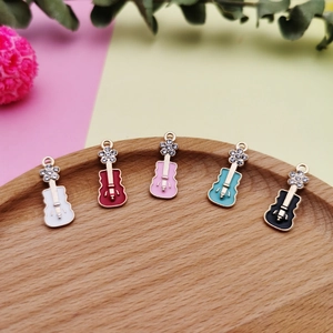 Fünffarbige vergoldete Gitarrenanhänger mit Emaille und Strass für DIY-Schmuck
