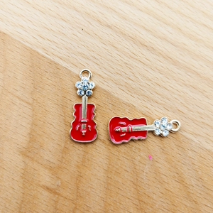 Detail eines roten Emaille-Gitarrenanhängers mit blauen Strasssteinen für DIY-Schmuck