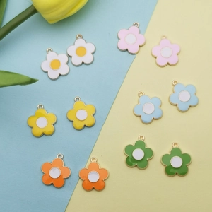 Ciondoli colorati a forma di frangipani in lega dorata per orecchini e braccialetti fai-da-te