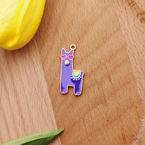 Detailansicht eines lila Alpaka-Emaille-Anhängers mit Herzbrille für DIY-Schmuck