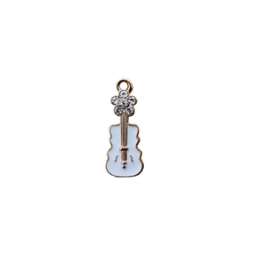 Gitarren-Anhänger aus K-Gold-Legierung mit weißer Emaille und glitzernden Strasssteinen