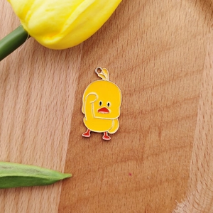 Makro-Detail von muskulösem gelbem Enten-Emaille-Anhänger für DIY-Schmuck