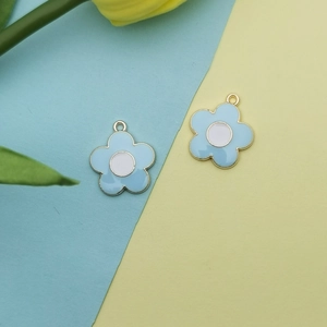 Dettaglio di ciondoli a forma di fiore smaltato blu chiaro per creazione gioielli