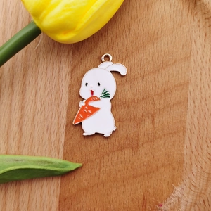 Detail eines Emaille-Anhängers mit Hasenmotiv und Karotte für DIY-Schmuckzubehör