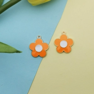 Dettaglio di pendenti floreali in lega con petali arancioni e finitura dorata per gioielli