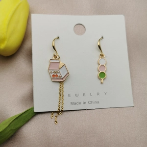 Boucles d'oreilles asymétriques avec brique de lait cerise, glands et dango japonais coloré