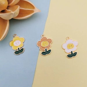 Set di tre ciondoli a girasole con sorriso in giallo, arancio e viola per gioielli fai-da-te