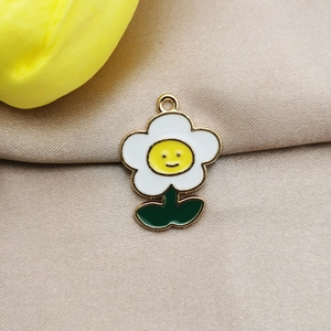 Dettaglio del ciondolo a fiore in lega con petali bianchi e centro giallo su raso