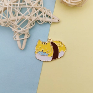 Gros plan d'un pendentif en alliage de sushi de chat mignon pour bijoux et artisanat