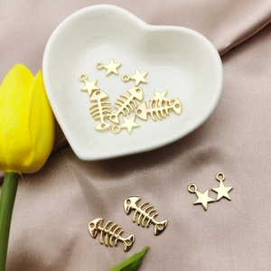Pendentifs en alliage de poisson et étoile dorés pour bricolage sur fond de satin élégant