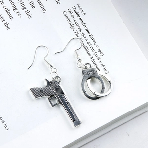 Boucles d'oreilles asymétriques argentées style pistolet et menottes de liberté