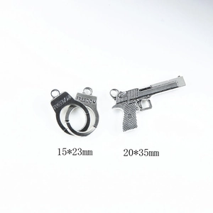 Boucles d'oreilles hip-hop en argent antique avec menottes freedom et breloques pistolet