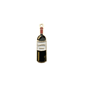 Ciondolo a forma di bottiglia di vino in lega dorata con smalto ed etichetta Lafite 1982