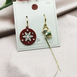 Pendientes navideños asimétricos con disco de esmalte de copo de nieve y ciervo dorado