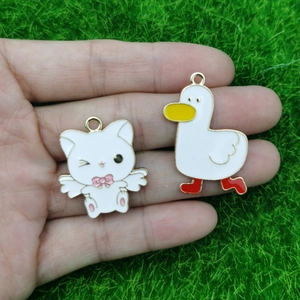 Pendentifs mignons en émail avec chat ailé et canard pour colliers et porte-clés