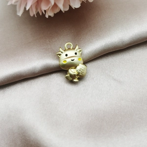 Detail van een gouden dierenriem os hanger met Fu-teken op champagne satijnen stof