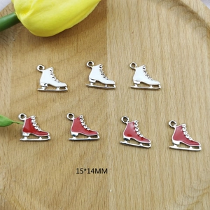 Colgantes navideños de patines de hielo esmaltados para joyería DIY 15x14mm