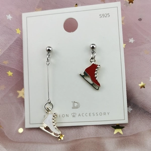 Pendientes asimétricos de patines de Navidad rojos y blancos de plata S925