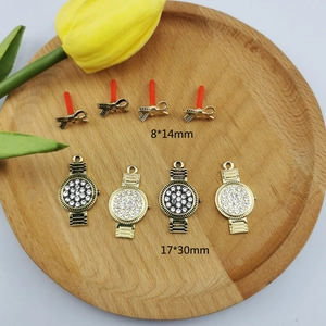 Set d'accessoires bijoux DIY avec nœud doré et pendentifs montre ornés de strass