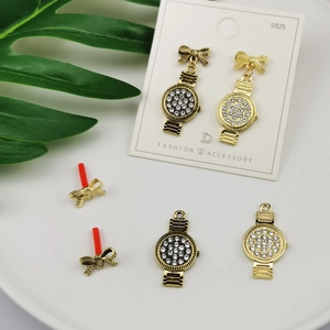 Boucles d'oreilles nœuds style montre en argent S925 et cristaux sur fond de feuille verte