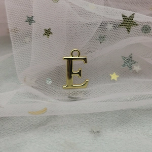 Détail du pendentif lettre E doré pour la création de bijoux DIY et de boucles d'oreilles