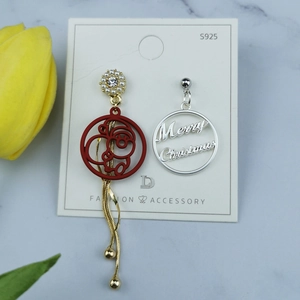 Boucles d'oreilles de Noël asymétriques avec Père Noël et pompons à chaîne dorée
