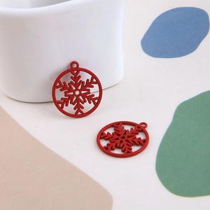 Vue macro d'un pendentif flocon de neige rouge mat pour bijoux DIY et accessoires Noël