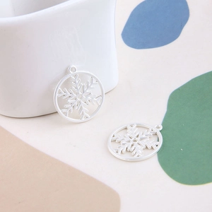 Vue détaillée de pendentifs flocon de neige argentés pour bijoux faits main