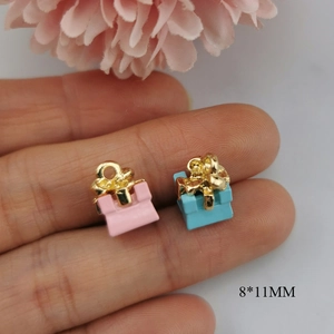 Rosa und blaue Emaille-Geschenkbox-Anhänger mit Schleife für DIY-Ohrringe und Armbänder