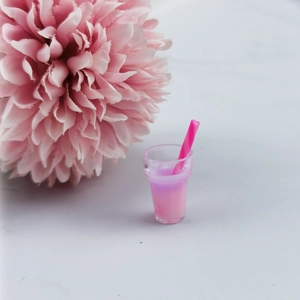Μίνι ροζ κύπελλο τσαγιού bubble για DIY σκουλαρίκια σε λευκή μαρμάρινη επιφάνεια