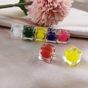 Ciondolo in Resina Acrilica a Cubo Con Pom Pon Colorato Charm Quadrato Trasparente per Creazione Gioielli Fai da Te Orecchini Collana Portachiavi