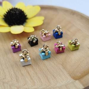 Bunte 3D-Geschenkbox-Anhänger aus Legierung für DIY-Schmuck in verschiedenen Farben