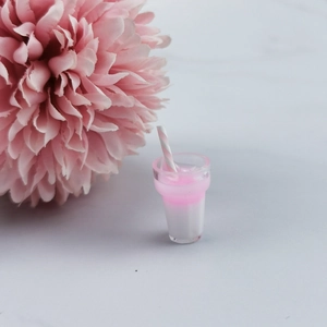 Λεπτομερής λήψη από μινιατούρα bubble tea από ρητίνη σε ροζ και λευκό χρώμα με καλαμάκι