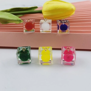 Ciondoli a cubo in resina con pompon colorati e anelli dorati per gioielli fai da te