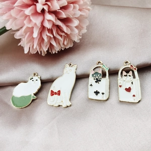 Cartoon speelkaarten kattenhangers van legering en emaille voor DIY sieraden maken