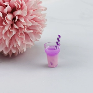 Λεπτομέρεια από μίνι μοβ ρητίνη bubble tea κρεμαστό με ριγέ καλαμάκι για χειροτεχνίες DIY