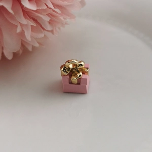 Rosa Emaille Geschenkbox Anhänger mit goldener Schleife für DIY Schmuck und Armbänder