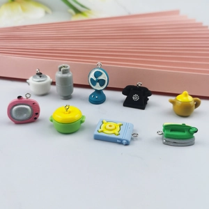 Mini pendentifs en résine rétro tels que TV, ventilateur et bouilloire pour porte-clés