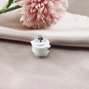 Pendentif théière miniature blanche raffinée avec couvercle argenté sur soie