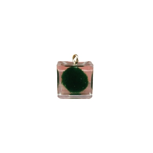 Ciondolo in resina fai-da-te con palla di muschio Marimo verde in un cubo e gancio dorato