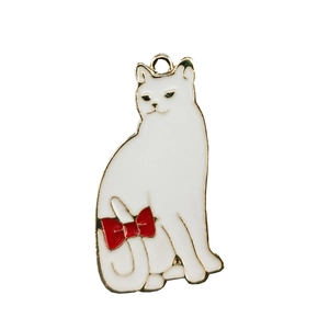 Witte emaille kattenhanger met rode strik en gouden randen voor doe-het-zelf sieraden