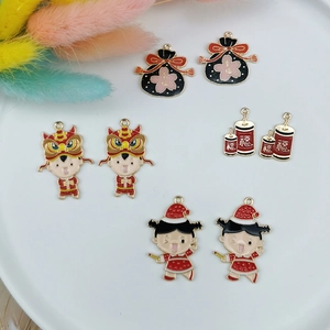 DIY Emaille-Anhänger für chinesisches Neujahr mit Glückstasche und Löwentanz
