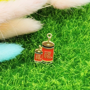 Detail von roten Neujahrs-Feuerwerksanhängern mit goldenem Fu-Zeichen auf grünem Gras