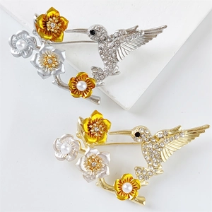 Broches colibri élégantes en or et argent avec strass scintillants et perles blanches