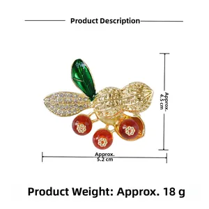 Détail de la broche cacahuète et cerise avec dimensions 5,2x4,5 cm et poids 18g
