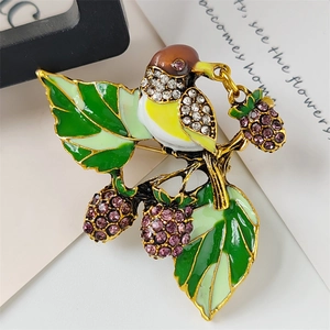 Vintage High-End Alloy Strawberry Magpie Brooch For Women Luxurious Enamel Rhinestone Inlaid Bird Flower Branch Suit Corsage Jewelry