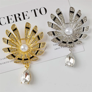 Vintage Alloy Fan Shaped Flower Brooch With Artificial Pearl Rhinestone And Pear Shaped Crystal Pendant Fashion Accessory For Women